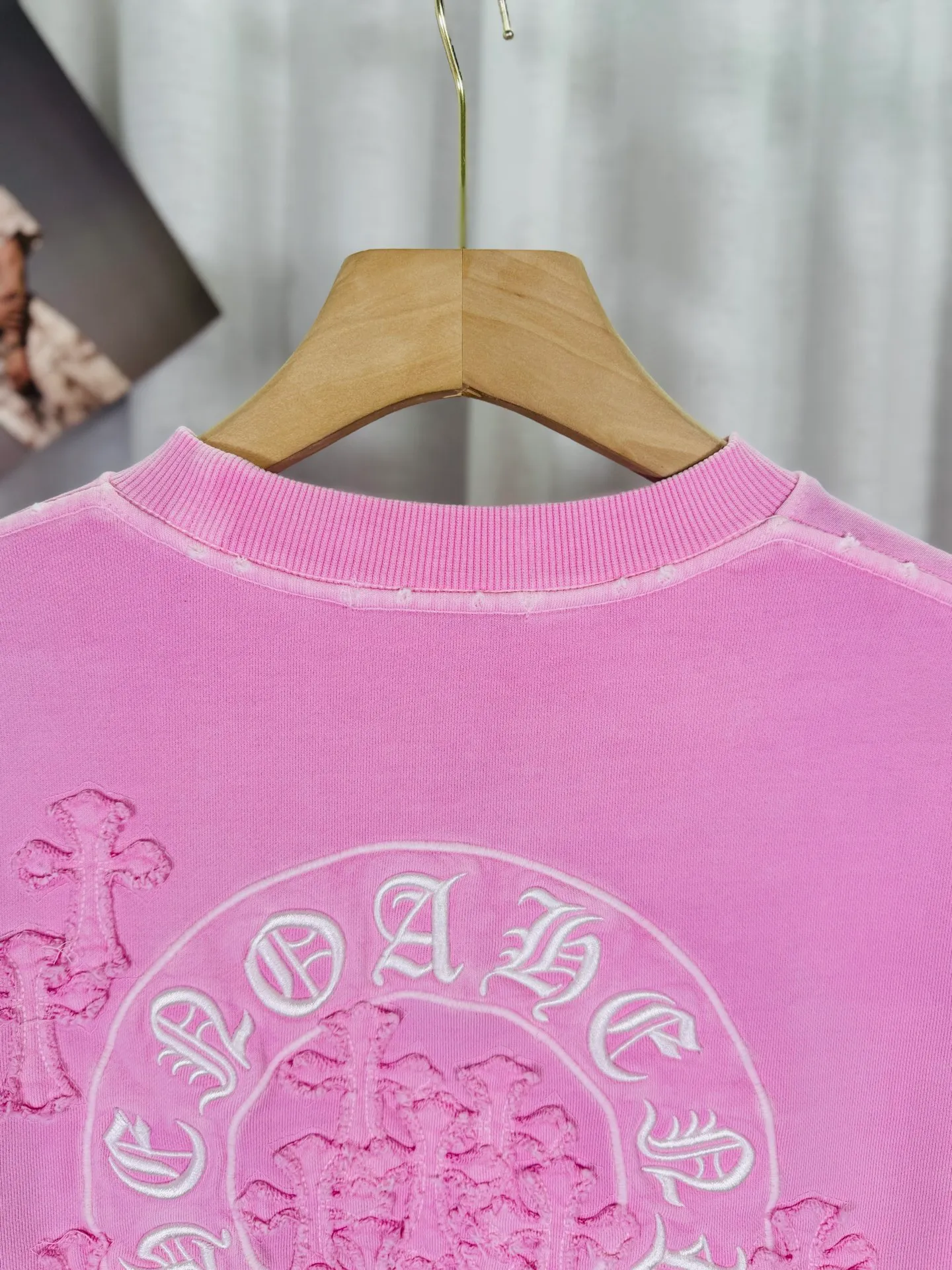P280 top version, real shot without P, ​​different from market currency) 𝗖𝗵𝗿𝗼𝗺𝗲 𝗛𝗲𝗮𝗿𝘁𝘀/Cro Heart 2025 washed patch embroidery autumn and winter new original single counter American laser burnt 3D three-dimensional color embroidery couple casual sweatshirt 👑The highest version! Customized fabric 430g tripe terry fabric! American acid-washed and distressed original fabric laser burnt ✟appliqué embroidery and exquisite embroidery of letters! The best-selling model in the counter, very comfortable to wear. Accessories: original molded and authenticated collar label➕100% silk wash label. Genuine purchase-grade original hangtag➕matching hanging rope➕3D hanging beads➕original packaging bag. Craftsmanship: The original version has consistent wiring! The highest version of the armhole matching technique! Color: Pink Black Size: S M L XL Style No.: 9332